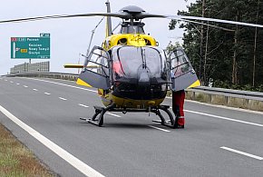 Auto wypadło z drogi na S5 i dachowało. Przyleciał LPR [ZDJĘCIA]-90060