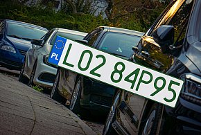 Tablice z zielonymi napisami na kolejnych autach. Nie chodzi o "elektryki"-90146