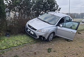 Senior wjechał na wysepkę ronda w Kiełczewie [ZDJĘCIA]-90178