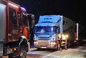 Potrącenie przez ciężarówkę. Pieszy wszedł pod samochód [ZDJĘCIA]-90274