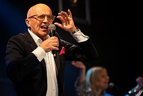 Robert Rozmus na Dzień Kobiet w KOK [ZDJĘCIA, WIDEO]