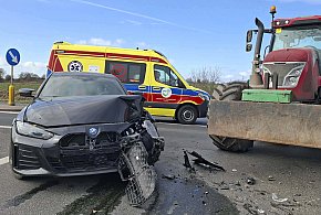 Kolejne zderzenie na wyjeździe z Kościana… Tym razem ciągnik z osobówką [ZDJĘCIA]
