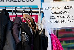Powrócił kiermasz darmowej odzieży na os. Piastowskim [ZDJĘCIA]