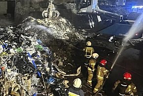 Nocny pożar w zakładzie recyklingu w Przysiece Polskiej