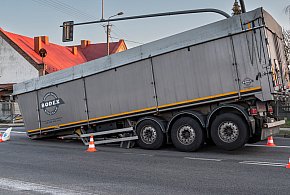 Odczepiła się naczepa na skrzyżowaniu w Racocie [ZDJĘCIA]