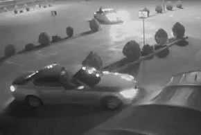 Jeździli po parkingu siedząc na drzwiach auta. Dostali mandaty [NAGRANIE]