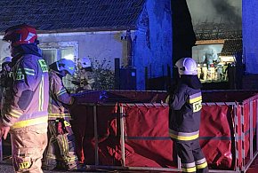 Pożar stodoły w Rąbiniu. Płonął cały budynek [ZDJĘCIA]