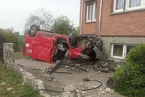 Pijany kierowca dachował busem, który zatrzymał się na prywatnej posesji