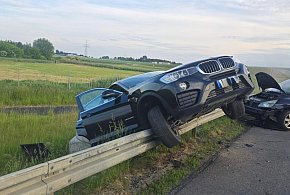 Zdarzenie drogowe na S5. Auto zawisnęło na barierkach [ZDJĘCIA]