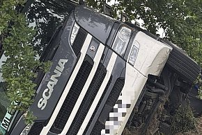 Ciężarówka z cysterną wpadła do rowu