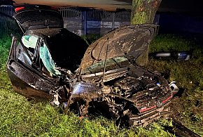 Groźny wypadek za Jerką. Wypadli z drogi i uderzyli w drzewo [ZDJĘCIA]