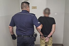 Pijany kierowca próbując uciec wskoczył do stawu
