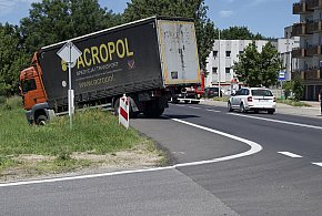 Ciężarówka w rowie na Gostyńskiej. Kierowca źle się poczuł [ZDJĘCIA]
