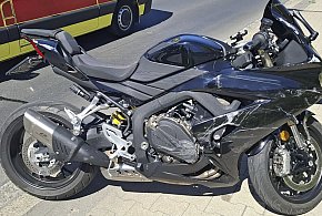Zderzenie motocykla z osobówką na Gostyńskiej [ZDJĘCIA]