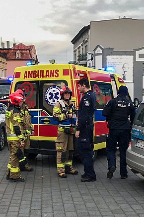 Uderzył w lampę przed przejściem dla pieszych-4125