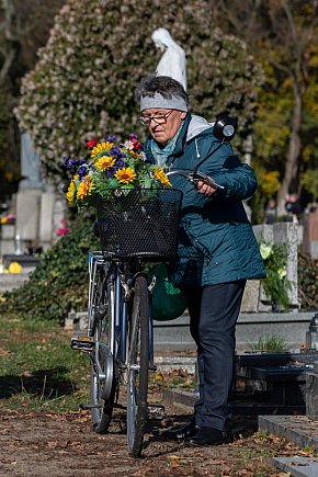 Tłumy na kościańskich cmentarzach-4124