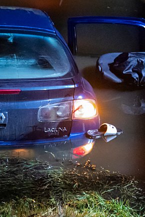 Auto wpadło do kanału w Kurzej Górze-4167