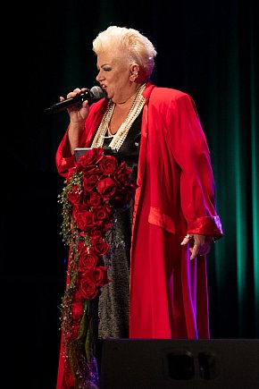 Barbara Parzęczewska porwała kościańskich seniorów-4171