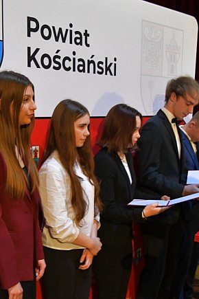 Stypendia i nagrody od starosty i powiatu-4186