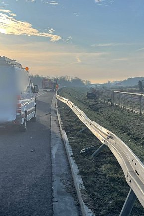 Auto wypadło z drogi na S5 i dachowało-4273