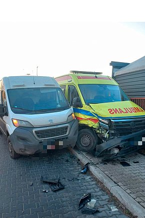 Zderzenie karetki pogotowia z busem w Krzywiniu-4283