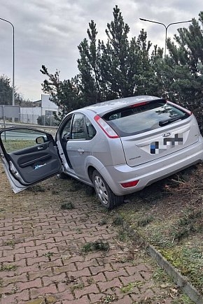 Senior wjechał na wysepkę ronda w Kiełczewie-4303