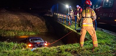 Samochód wpadł do kanału na tamie w Kurzej Górze [ZDJĘCIA]-89549