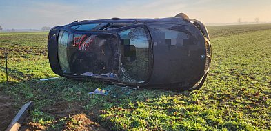 21-latek kierujący BMW wypadł z drogi i dachował-89856