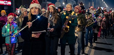 Parada Mikołajkowa przeszła ulicami Kościana. Tłumy na trasie [ZDJĘCIA]-89916