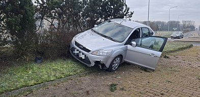 Senior wjechał na wysepkę ronda w Kiełczewie [ZDJĘCIA]-90178