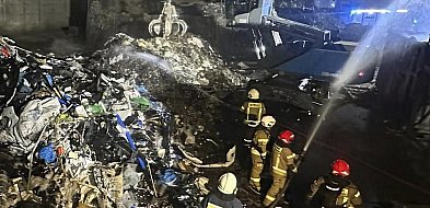 Nocny pożar w zakładzie recyklingu w Przysiece Polskiej