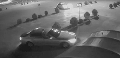 Jeździli po parkingu siedząc na drzwiach auta. Dostali mandaty [NAGRANIE]