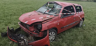 Wypadła z drogi i dachowała w Łuszkowie