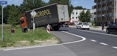 Ciężarówka w rowie na Gostyńskiej. Kierowca źle się poczuł [ZDJĘCIA]