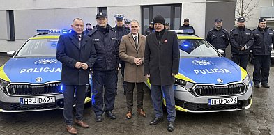 Dwa nowe radiowozy w kościańskiej policji [ZDJĘCIA]