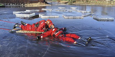Trenowali ratownictwo na wodzie skutej lodem [ZDJĘCIA]