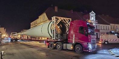 Przejazd kolosów przez Śmigiel nocną porą [ZDJĘCIA, FILM]