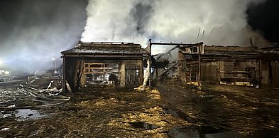Duży pożar obory w Mościszkach. Gasiło go 57 strażaków [ZDJĘCIA]