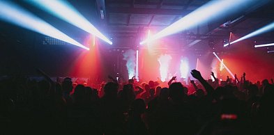 Jak zaplanować niezapomniany wieczór ze znajomymi w dużym mieście?