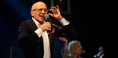 Robert Rozmus na Dzień Kobiet w KOK [ZDJĘCIA]