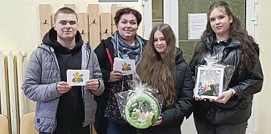 Wizyta uczniów „Ratajczaka” na paliatywie i ZOL oraz upominki dla DPS