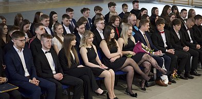 Uroczystość zakończenia szkoły przez maturzystów „Ratajczaka” [ZDJĘCIA]