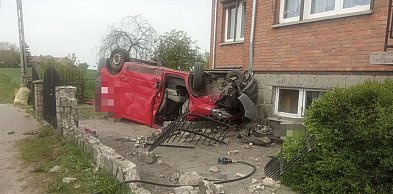Pijany kierowca dachował busem, który zatrzymał się na prywatnej posesji