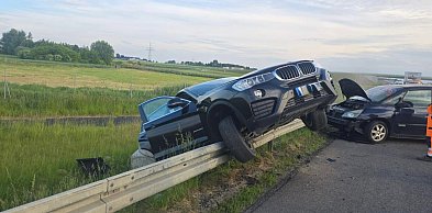 Zdarzenie drogowe na S5. Auto zawisnęło na barierkach [ZDJĘCIA]