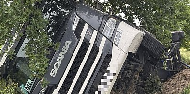 Ciężarówka z cysterną wpadła do rowu