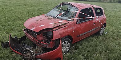 Wypadła z drogi i dachowała w Łuszkowie