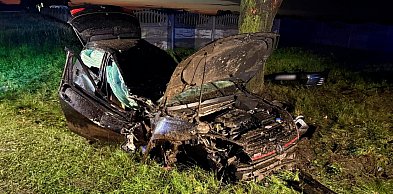 Groźny wypadek za Jerką. Wypadli z drogi i uderzyli w drzewo [ZDJĘCIA]