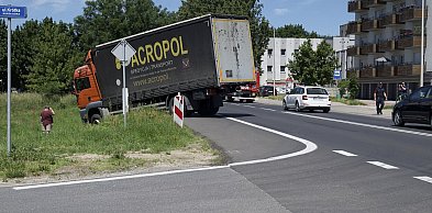 Ciężarówka w rowie na Gostyńskiej. Kierowca źle się poczuł [ZDJĘCIA]