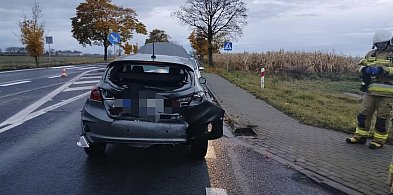 Pijana uderzyła w samochód i zaczęła uciekać dymiącym się autem-89351