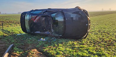 21-latek kierujący BMW wypadł z drogi i dachował-89856